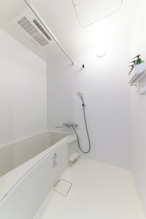 スタジオ ダブルベッド 1 台 禁煙 | バスルーム | シャワー付き浴槽、スリッパ、シャンプー、トイレットペーパー