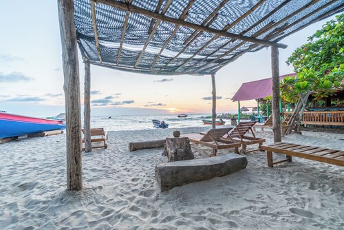 Spacious beachfront house in Rincón del Mar, white, comfortable, fresh and bright.