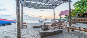 Spacious beachfront house in Rincón del Mar, white, comfortable, fresh and bright.