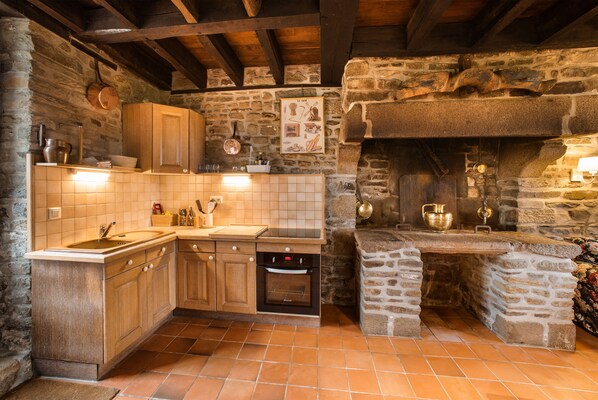 Family House, Park View, Garden Area | Private kitchen