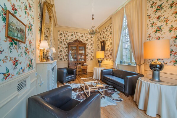 Casa familiar, vista al parque, en el área del jardín | Área de sala de estar