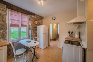 Casa familiar, vista al parque, en el área del jardín | Cocina privada | Cafetera de espresso