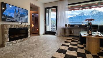 Smart-TV, Kamin, Bücher