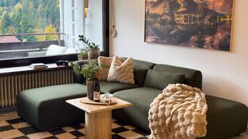 Smart-TV, Kamin, Bücher