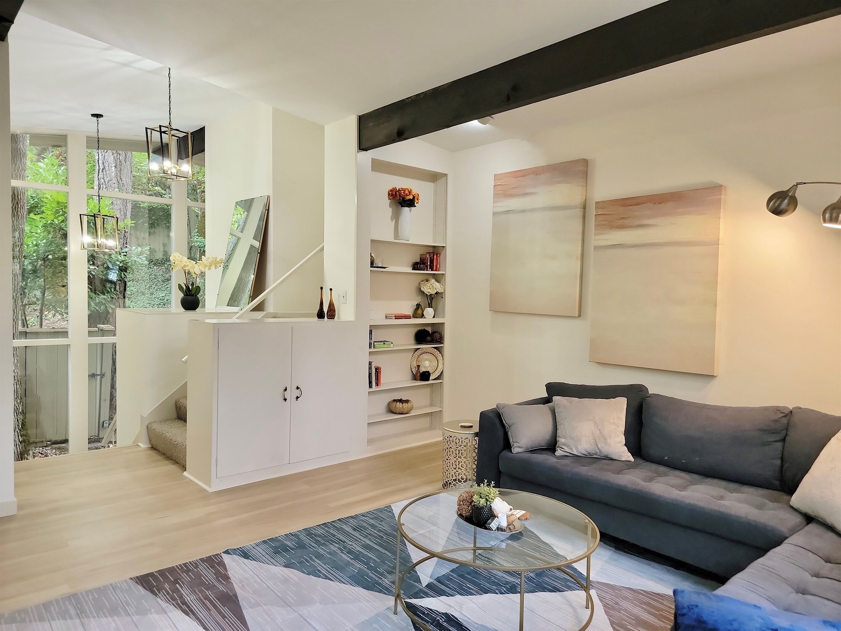 Una Smart TV, una chimenea, un futbolín, una mesa de tenis de mesa