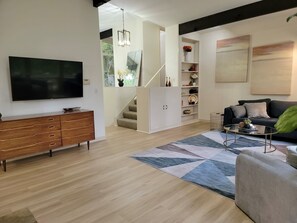 Smart-tv, pejs, bordfodbold, bordtennisbord