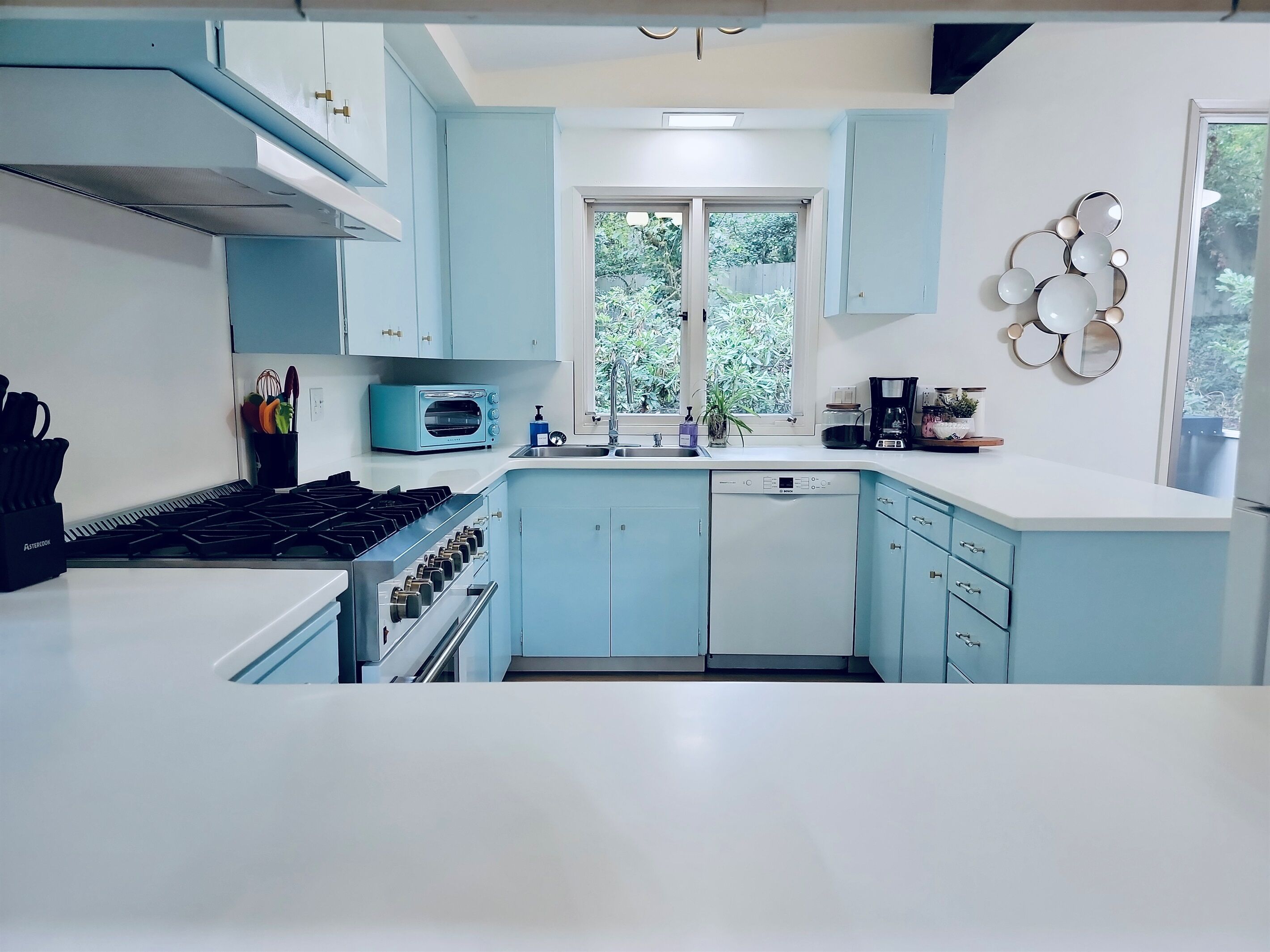 Kylskåp, mikrovågsugn, ugn och spishäll