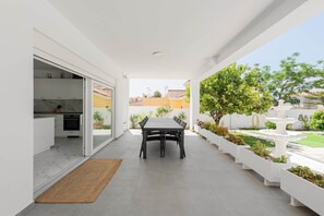 Outdoor dining - Villa Selvetta - Luxury Villa next to Puerto Marina Benalmádena (Benalmádena)