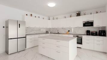 Frigorífico, microondas, horno y placa de cocina