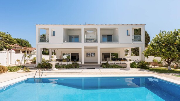 A two-story building with a swimming pool in front. - Villa Selvetta - Luxury Villa next to Puerto Marina Benalmádena (Benalmádena)