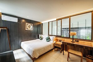 Luxury Villa | Egyptian cotton sheets, premium bedding, memory foam beds, desk