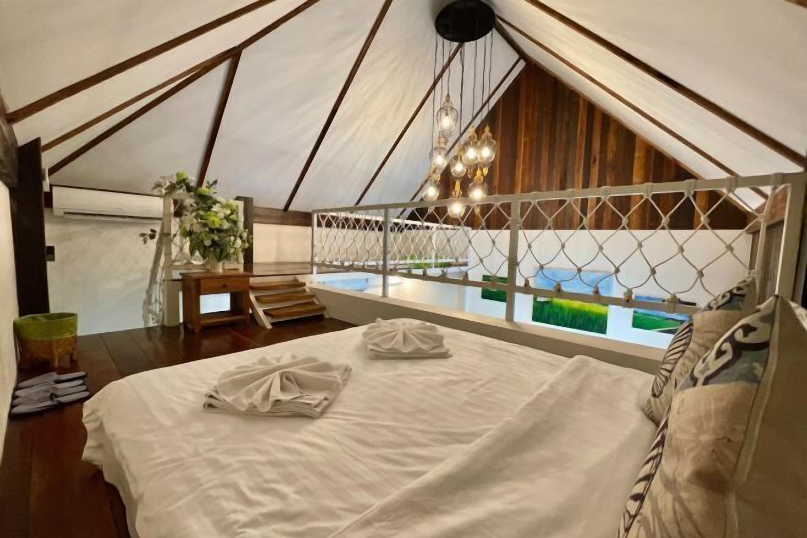 Laptop workspace, free WiFi, bed sheets