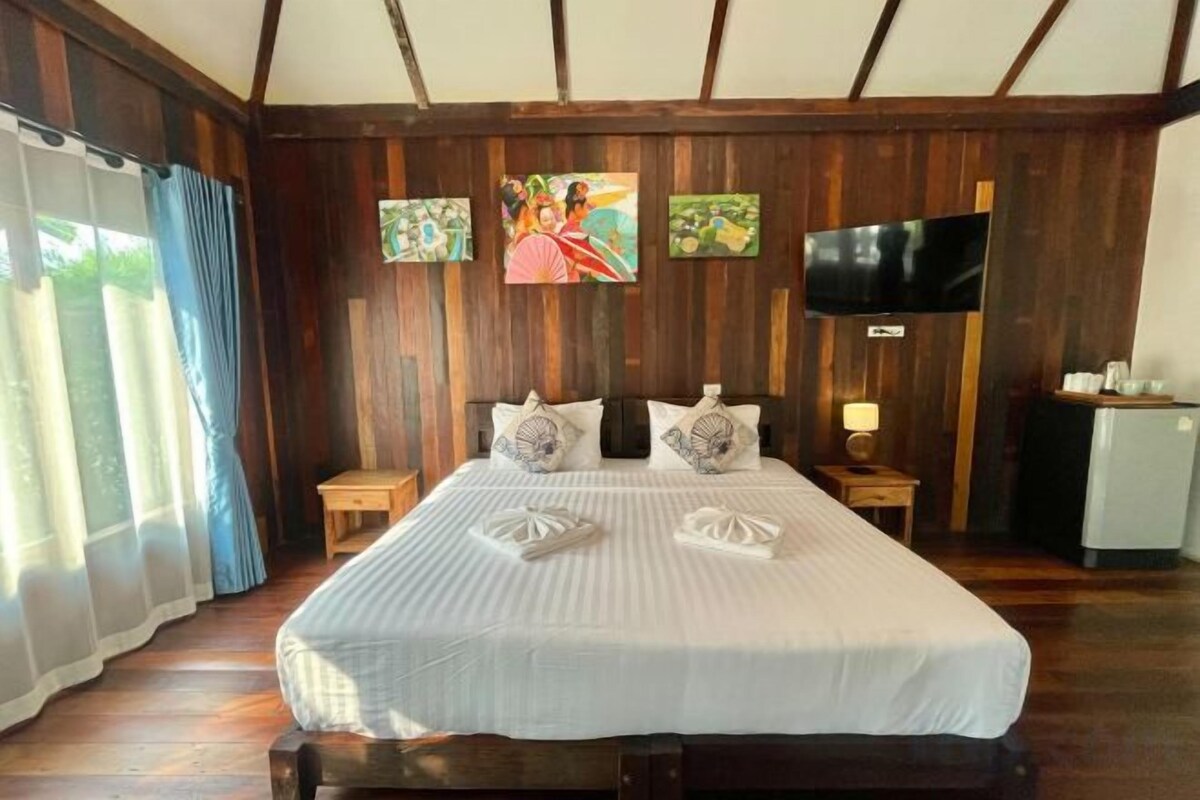 Laptop workspace, free WiFi, bed sheets