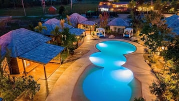 Deluxe-Doppelzimmer, Balkon, Poolblick | Laptopgeeigneter Arbeitsplatz, kostenloses WLAN, Bettwäsche