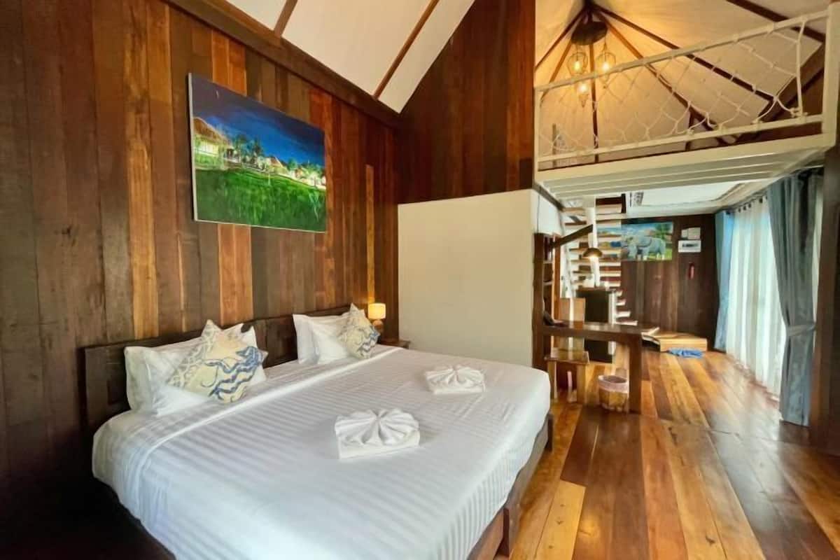 Laptop workspace, free WiFi, bed sheets