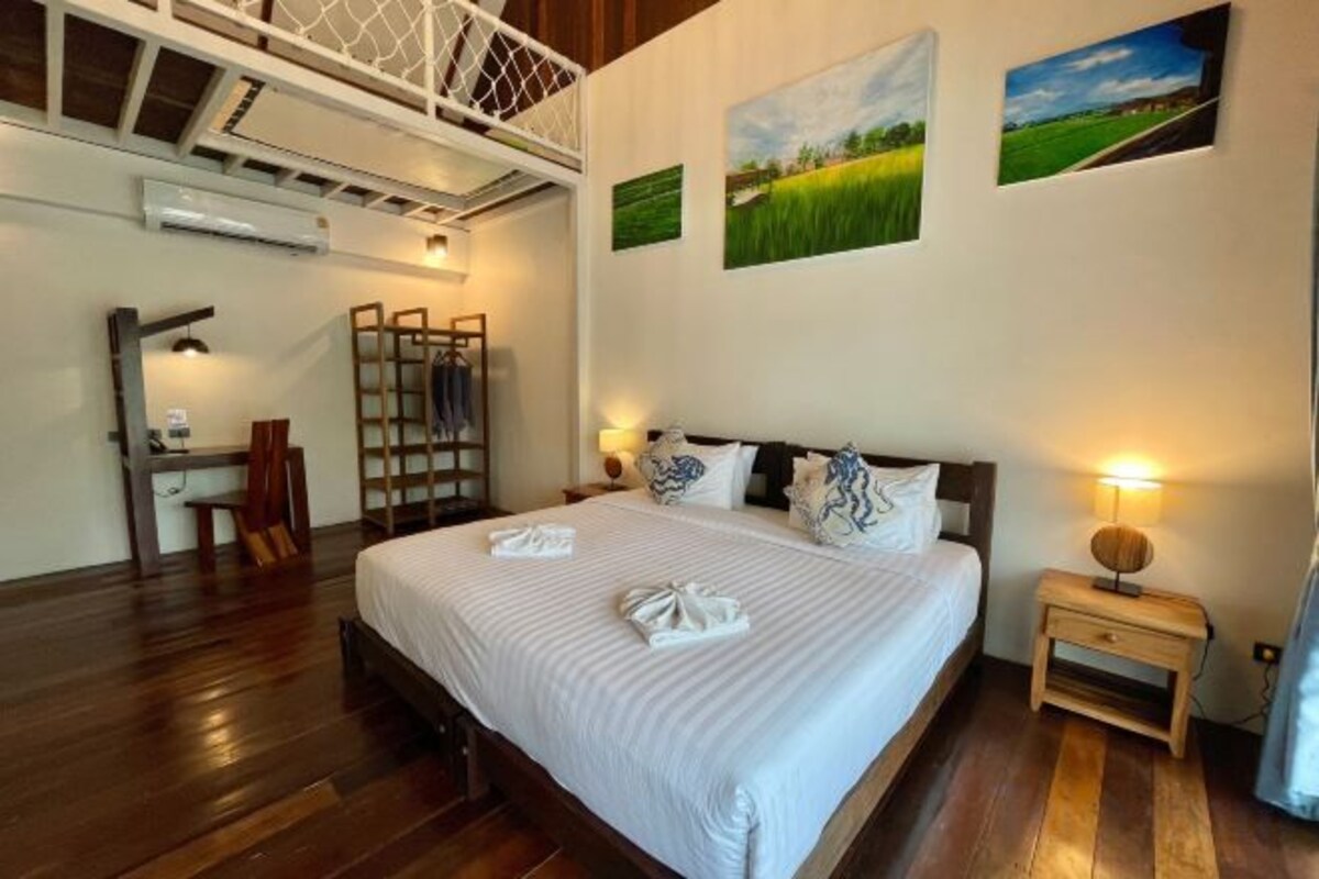 Laptop workspace, free WiFi, bed sheets