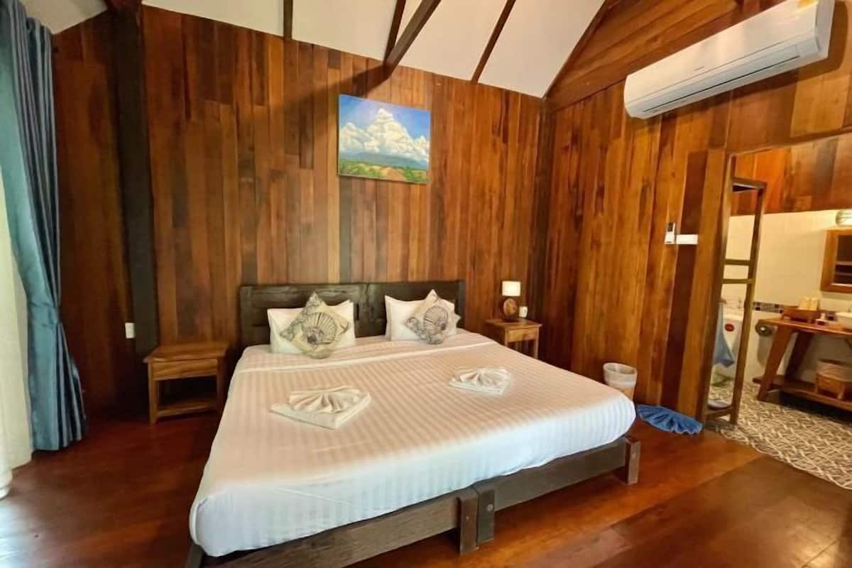 Laptop workspace, free WiFi, bed sheets