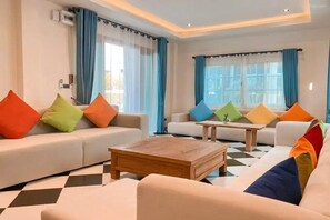 Studiosuite – grand, flere soverom | Oppholdsområde | En 35-tommers TV med digitale kanaler