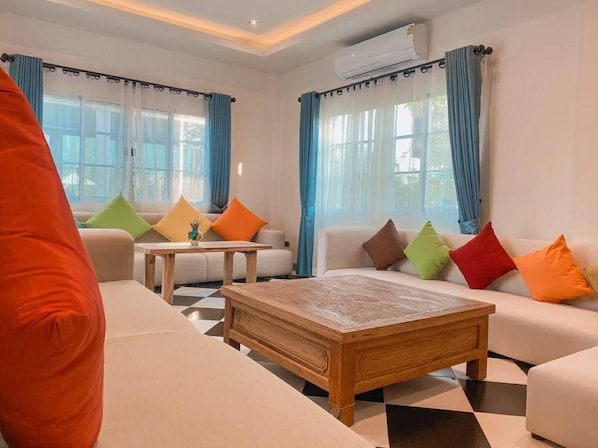 Grand Double Room, Balcony, Pool View | Living area