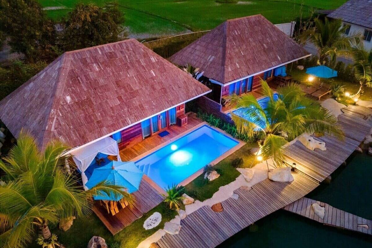 Deluxe Suite, Balcony, Beach View | Laptop workspace, free WiFi, bed sheets