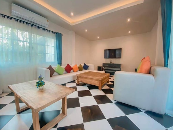 Grand Double Room, Balcony, Pool View | Living area