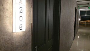 Ein Flur mit einem Schild mit der Zimmernummer 206.
