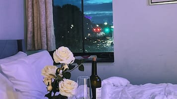 2 habitaciones, caja de seguridad en la habitación y escritorio