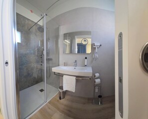 Shower, free toiletries, hair dryer, towels - Vespucci Guest House (Pescara)