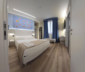 Skrivbord, arbetsyta för laptop och gratis wi-fi