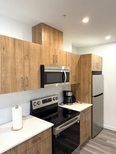 Bright 1-Bedroom with Downtown City Views