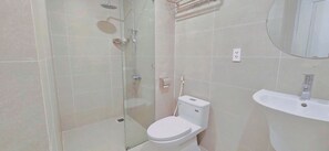 Ducha, artículos de higiene personal gratuitos y secador de pelo