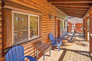 Terrace/patio - Open Concept Cabin! Air Hockey! Fully Fenced Backyard! Deck! (Big Bear Lake)