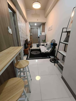 Comfort Condo, Balcony, Poolside | In-room dining