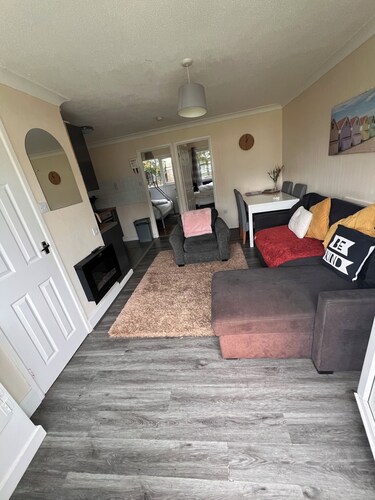 2 Bed sleeps 7 pet friendly chalet with Wifi East Coast Hemsby