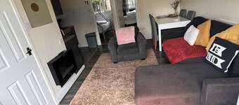 2 Bed sleeps 7 pet friendly chalet with Wifi East Coast Hemsby