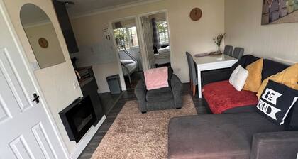 2 Bed sleeps 7 pet friendly chalet with Wifi East Coast Hemsby