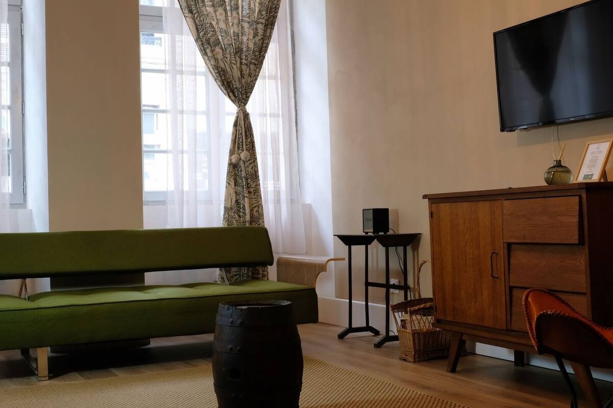 Apartamento superior, 2 quartos, cozinha, vista para o pátio | Quartos à prova de som, ferros/tábuas de passar roupa, Wi-Fi de cortesia