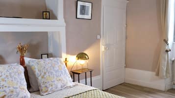 Habitación doble superior, vista al patio | Insonorización, tabla de planchar con plancha y wifi gratis