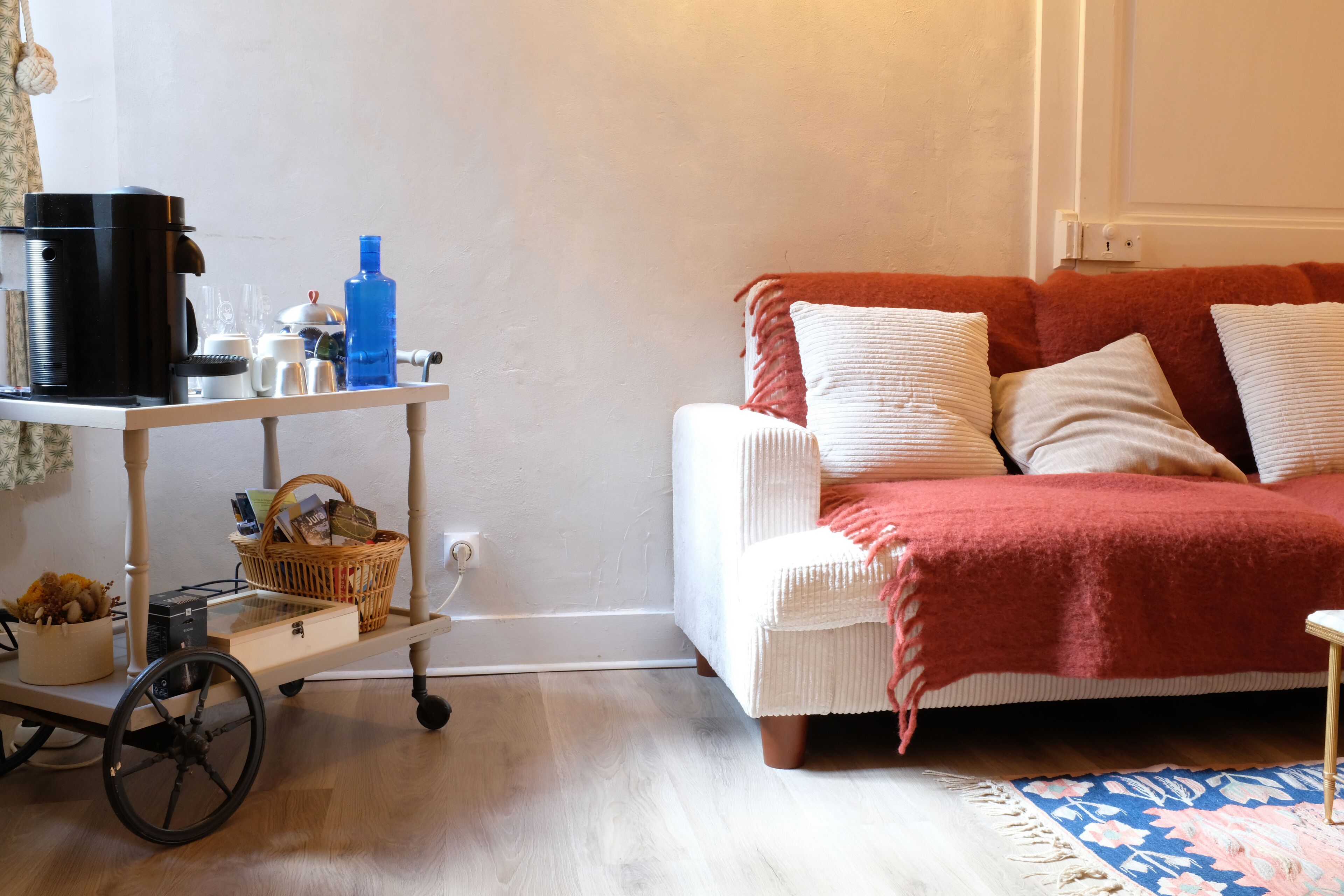 Quarto casal superior, vista para o pátio | Quartos à prova de som, ferros/tábuas de passar roupa, Wi-Fi de cortesia