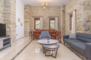 House, 3 Bedrooms, Private Pool, Mountain View | Ruang tamu | 46 inci sebuah televisyen pintar dengan digital