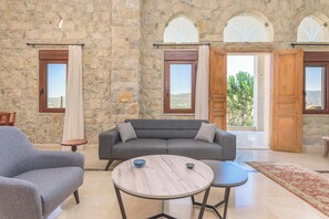 Ferienhaus, 3 Schlafzimmer, eigener Pool, Bergblick | Wohnzimmer | 46-Zoll-Smart-TV mit Digitalempfang, Streaming-Dienste