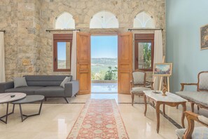 House, 3 Bedrooms, Private Pool, Mountain View | Ruang tamu | 46 inci sebuah televisyen pintar dengan digital
