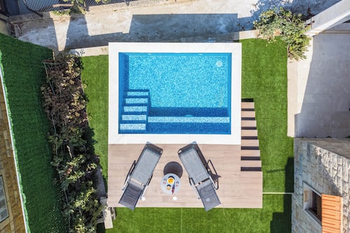 Piscine extérieure en saison