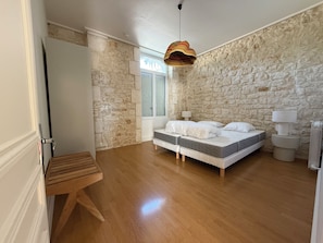 5 bedrooms, iron/ironing board, Internet