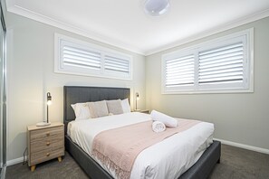 4 bedrooms, iron/ironing board, WiFi, bed sheets