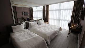 Driepersoonskamer | Een kluis op de kamer, een bureau, geluiddichte muren