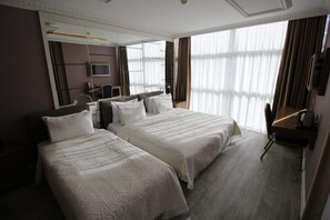 Triple Room | In-room safe, desk, soundproofing, iron/ironing board