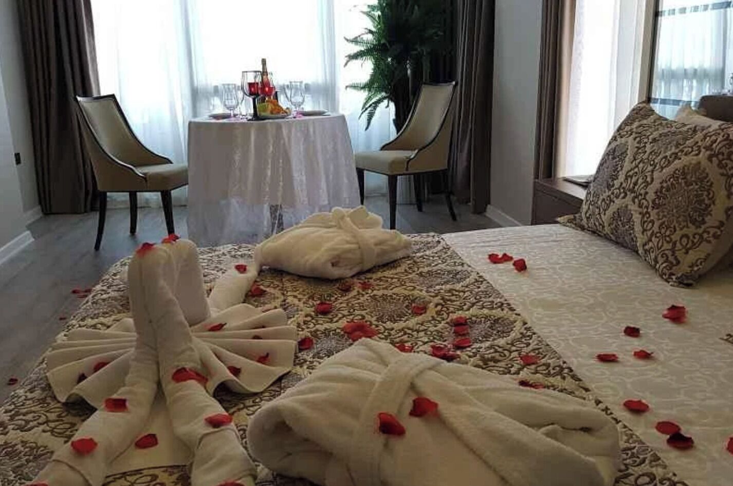 Phòng Suite dành cho gia đình, quang cảnh thành phố | Minibar, két bảo mật tại phòng, bàn, phòng cách âm 