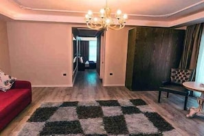 Suite, City View | In-room safe, desk, soundproofing, iron/ironing board