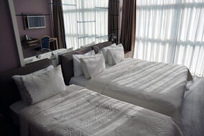 Caja de seguridad en la habitación y escritorio